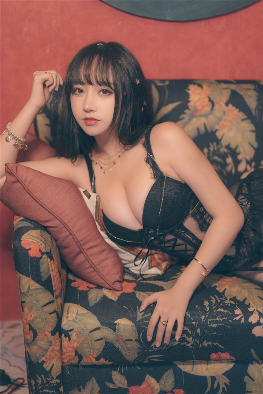 清純少女黑色鏤空情趣內(nèi)衣寫真