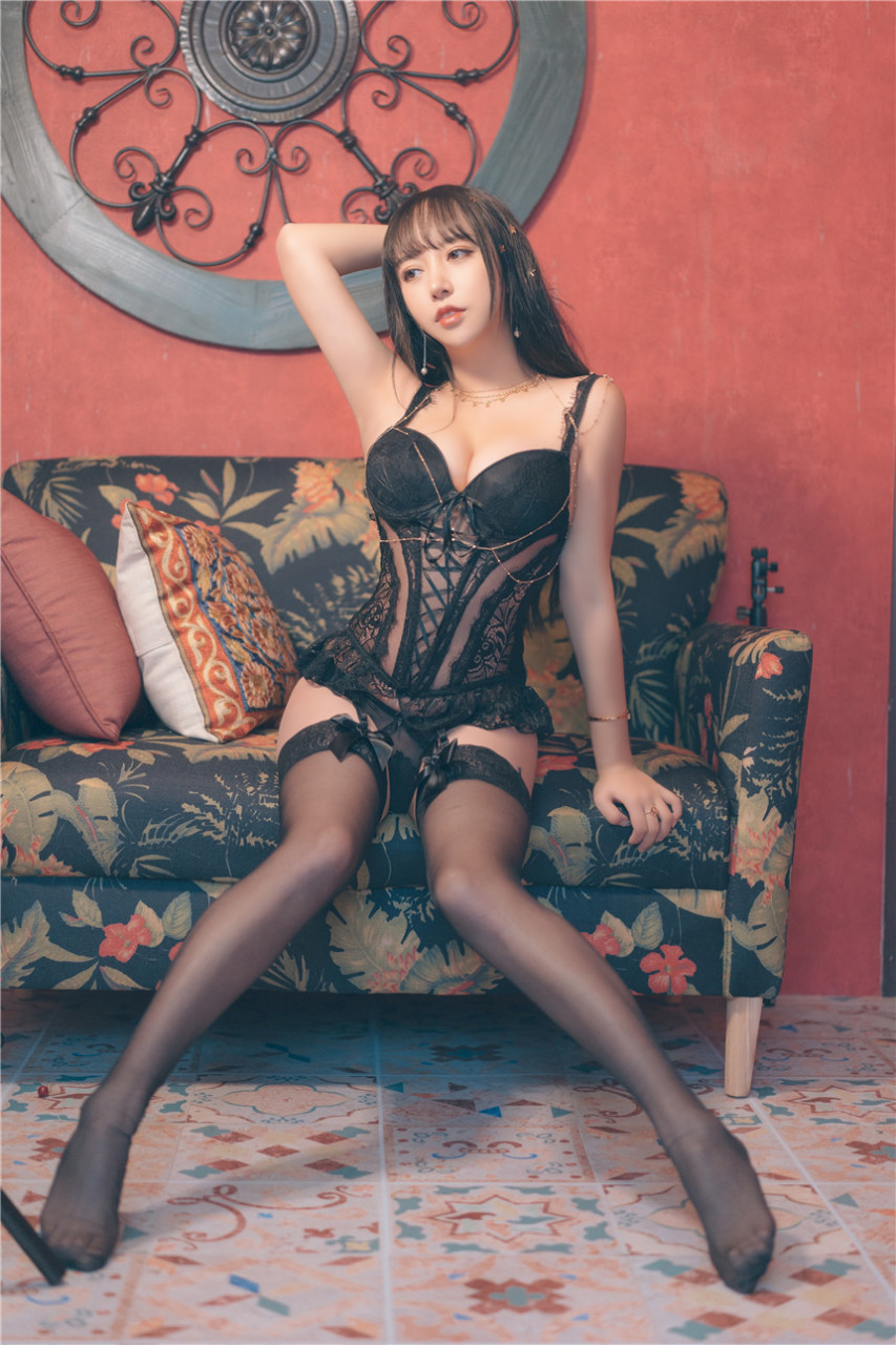 清純少女黑色鏤空情趣內(nèi)衣寫真
