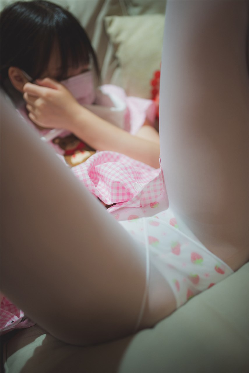 柚木-沙發上的白絲女仆