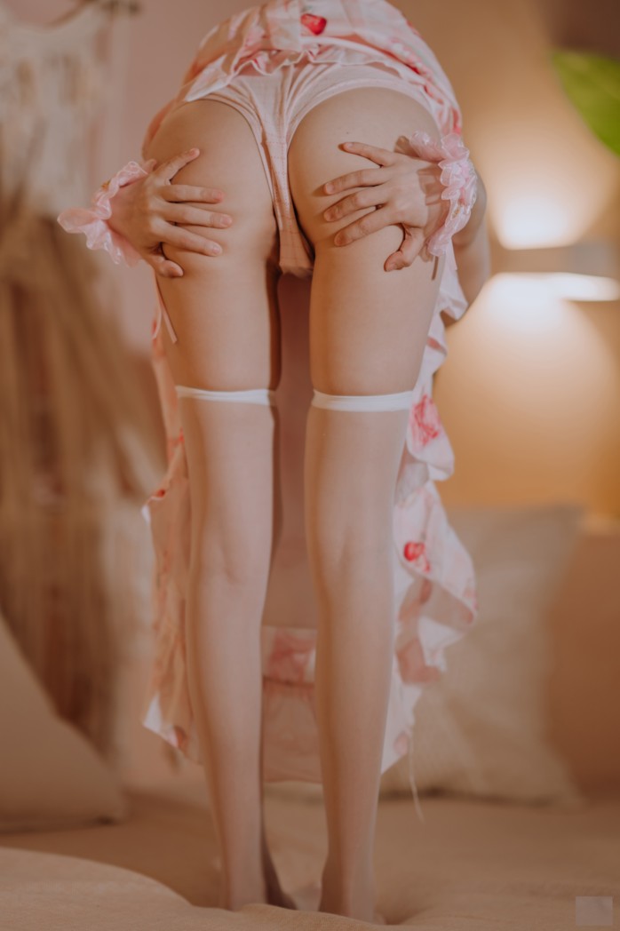 想想這個白絲襪女孩，她花俏的指甲，抓著你的小弟弟會怎樣呢？！