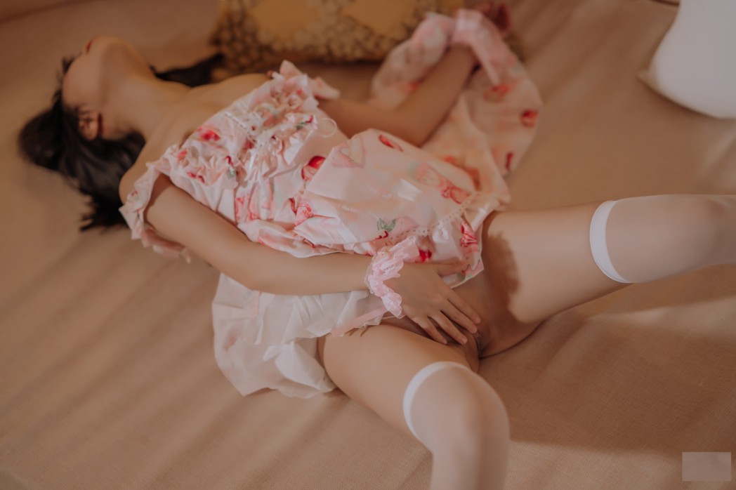 想想這個白絲襪女孩，她花俏的指甲，抓著你的小弟弟會怎樣呢？！