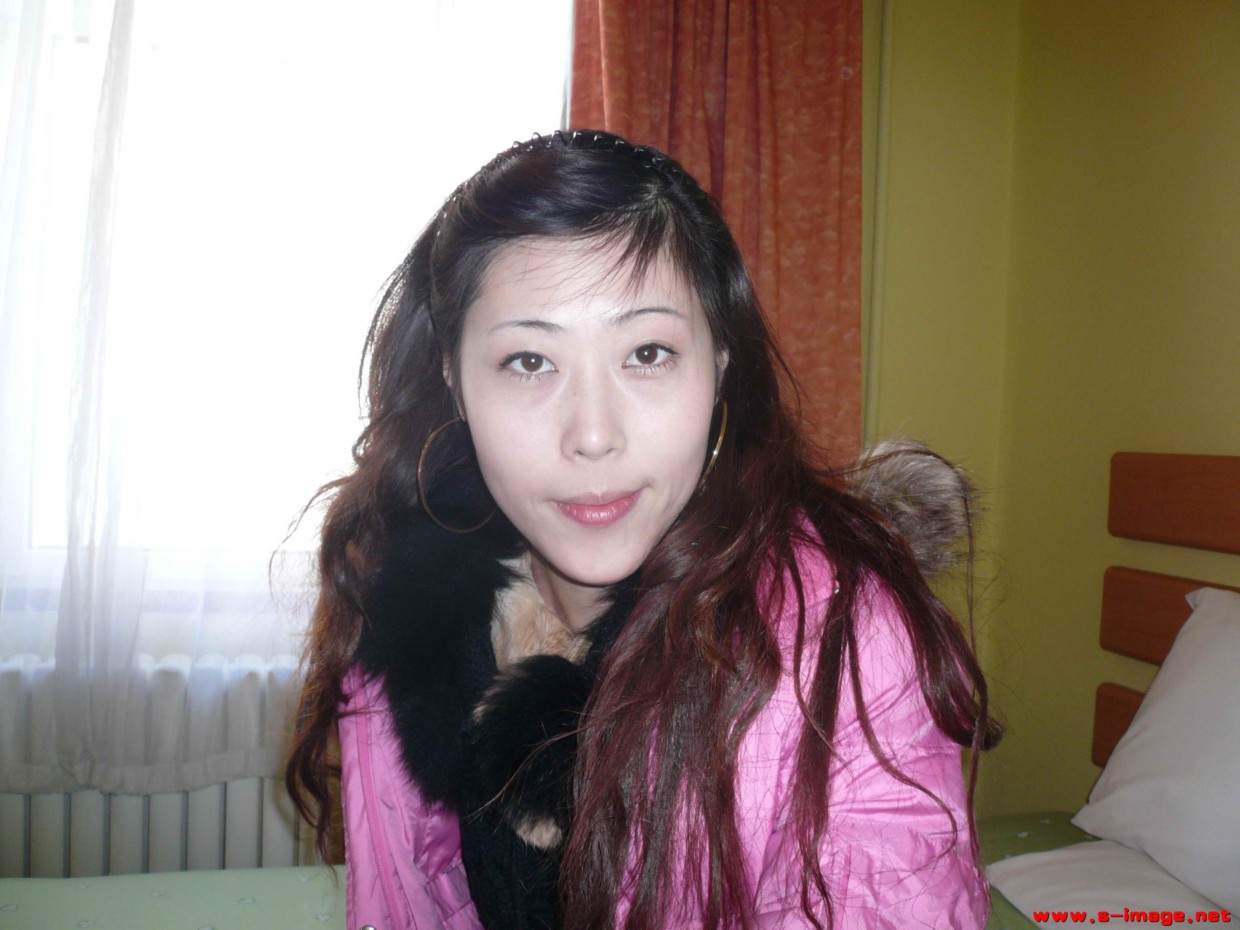 國(guó)模真真大尺度掰穴私拍，雙腿修長(zhǎng)有生活照