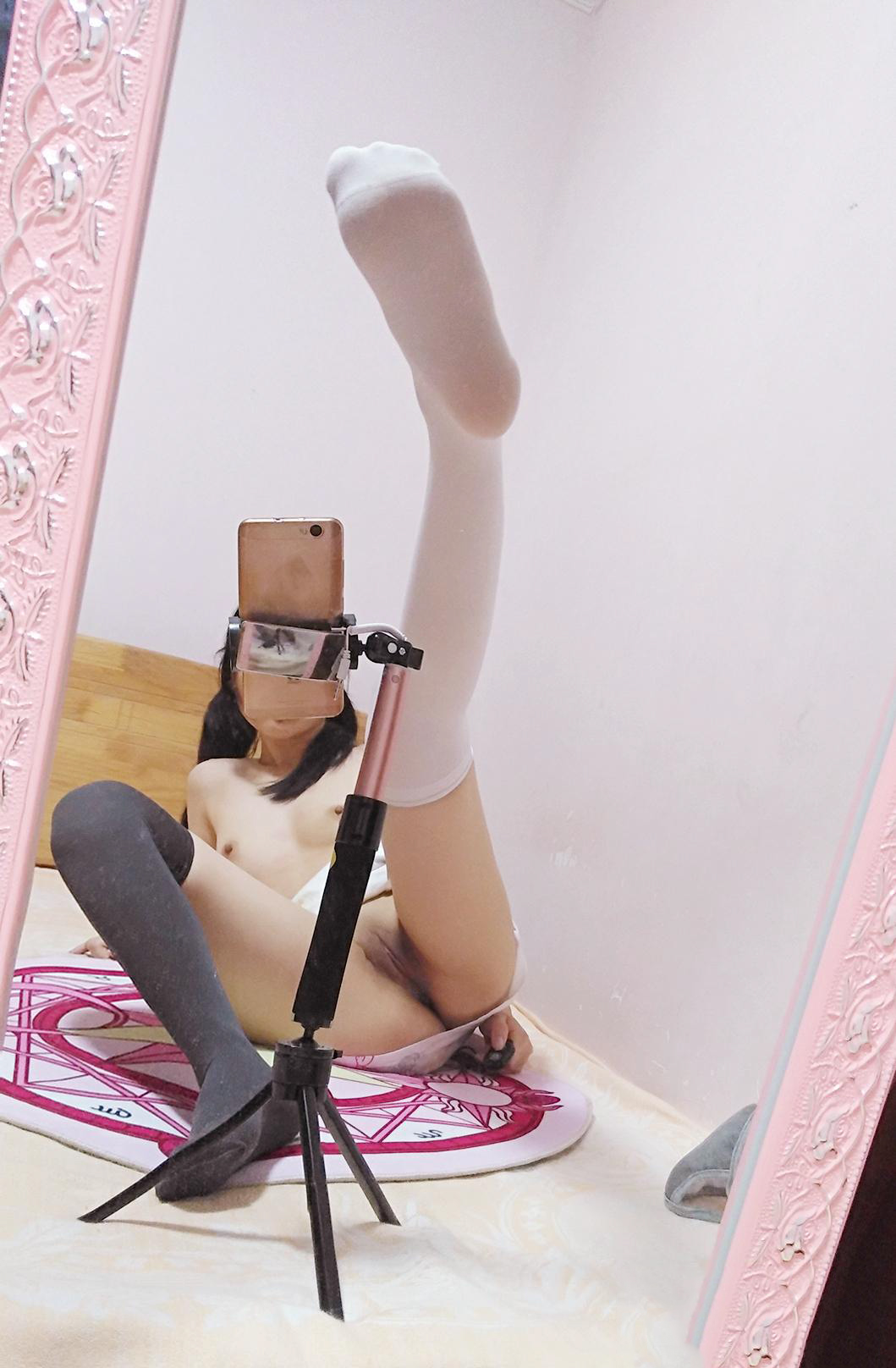 蘿莉系列.黑白長(zhǎng)襪美腿嫩屄