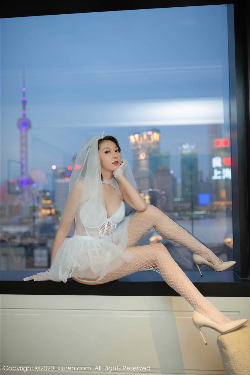 白嫩肌膚顯露無疑