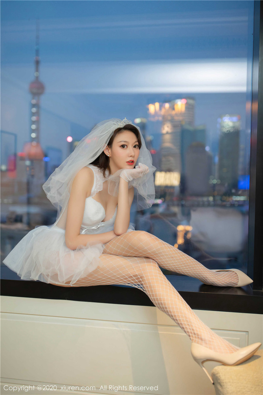 白嫩肌膚顯露無疑
