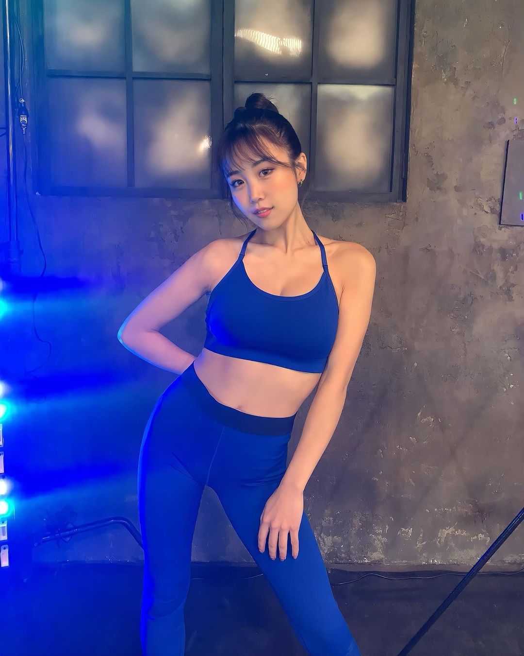 楚楚動(dòng)人的妹子眼睛水汪汪的
