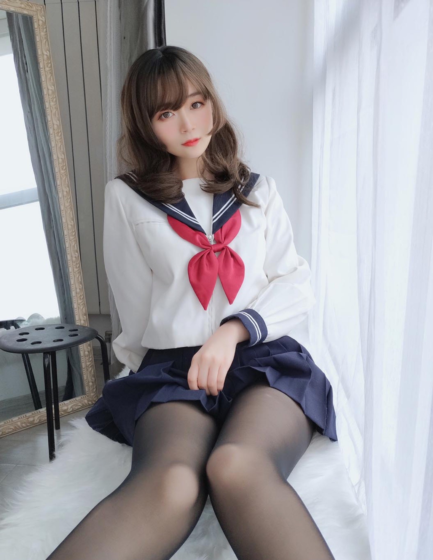 穿學(xué)生裝的黑絲女孩紙