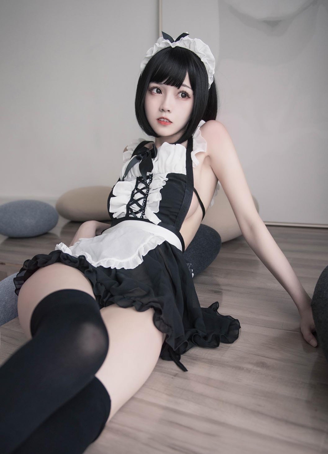 穿學(xué)生裝的黑絲女孩紙