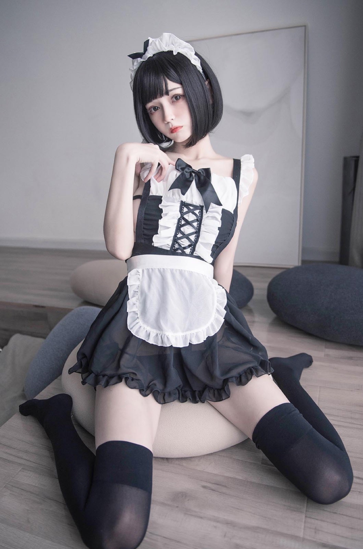 穿學(xué)生裝的黑絲女孩紙