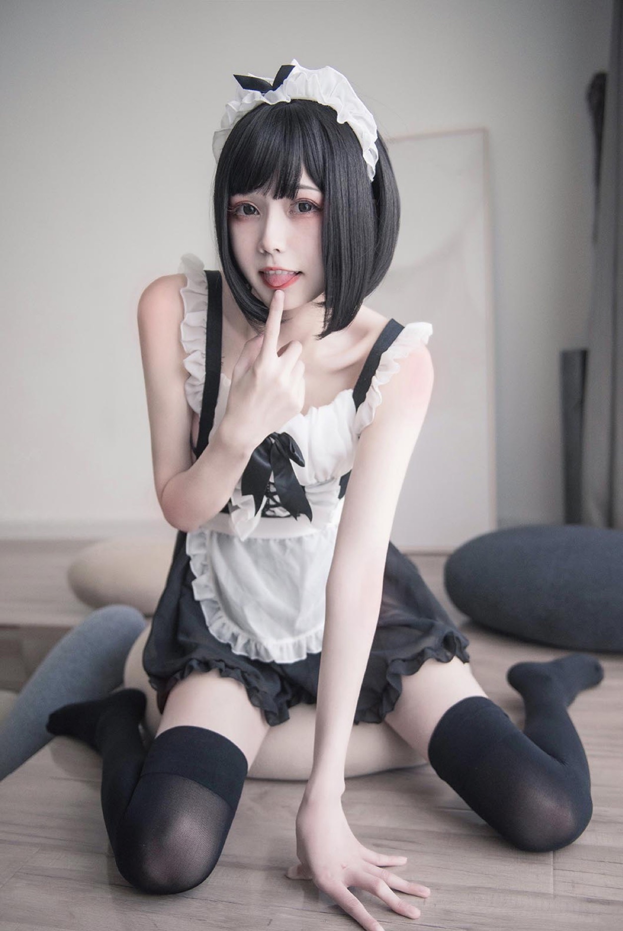 穿學(xué)生裝的黑絲女孩紙