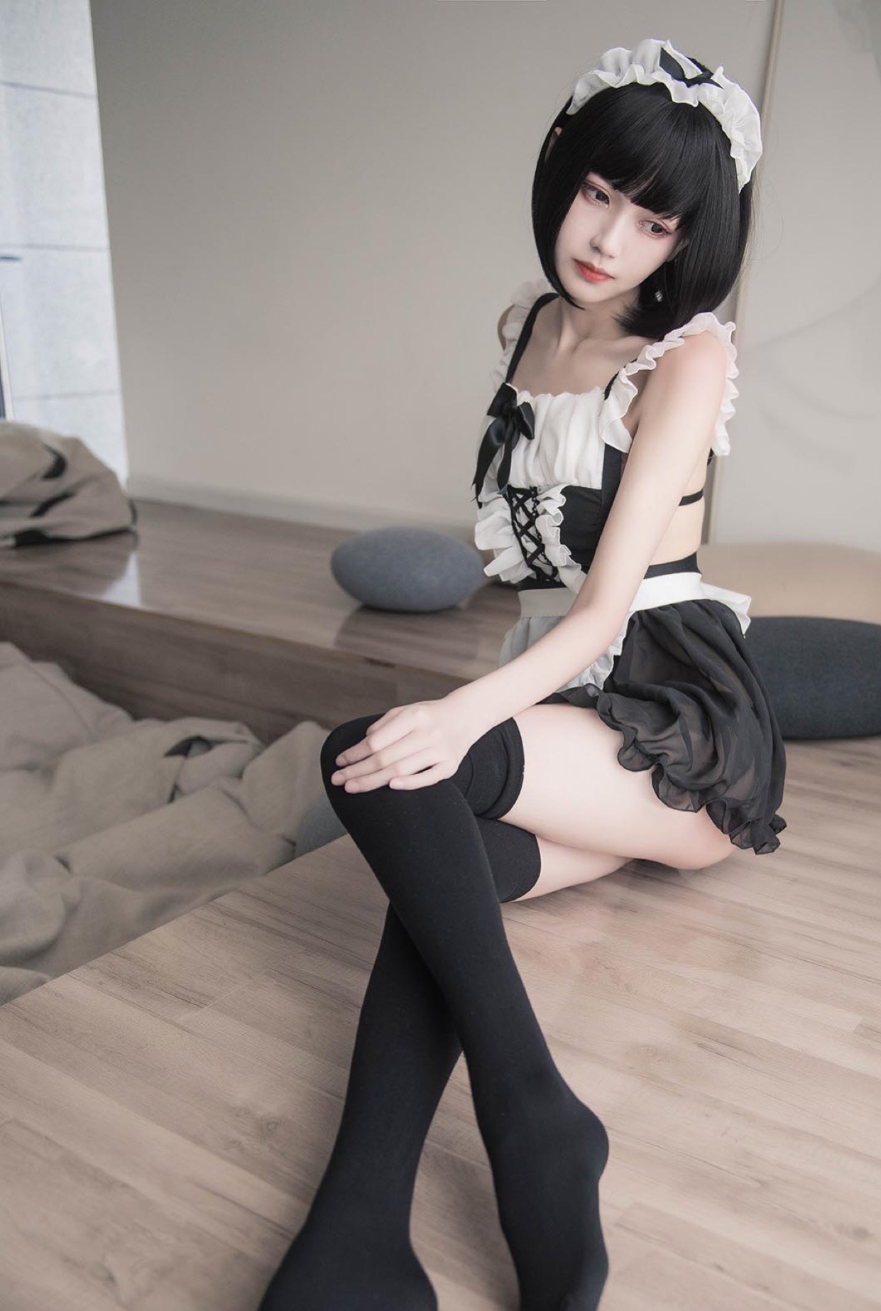 穿學(xué)生裝的黑絲女孩紙