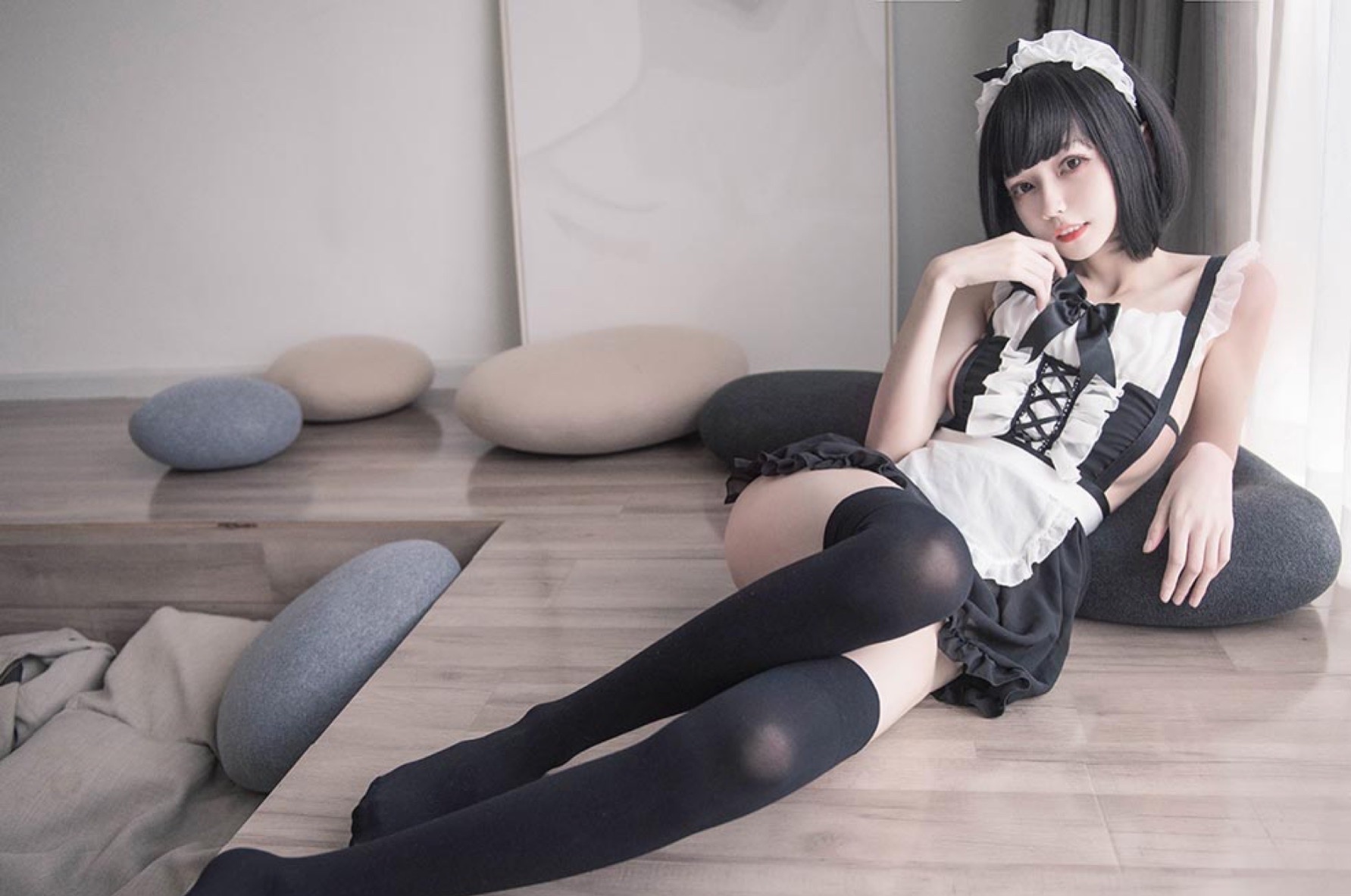 穿學(xué)生裝的黑絲女孩紙