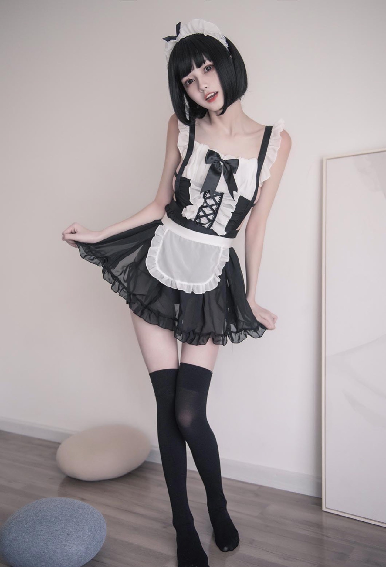 穿學(xué)生裝的黑絲女孩紙