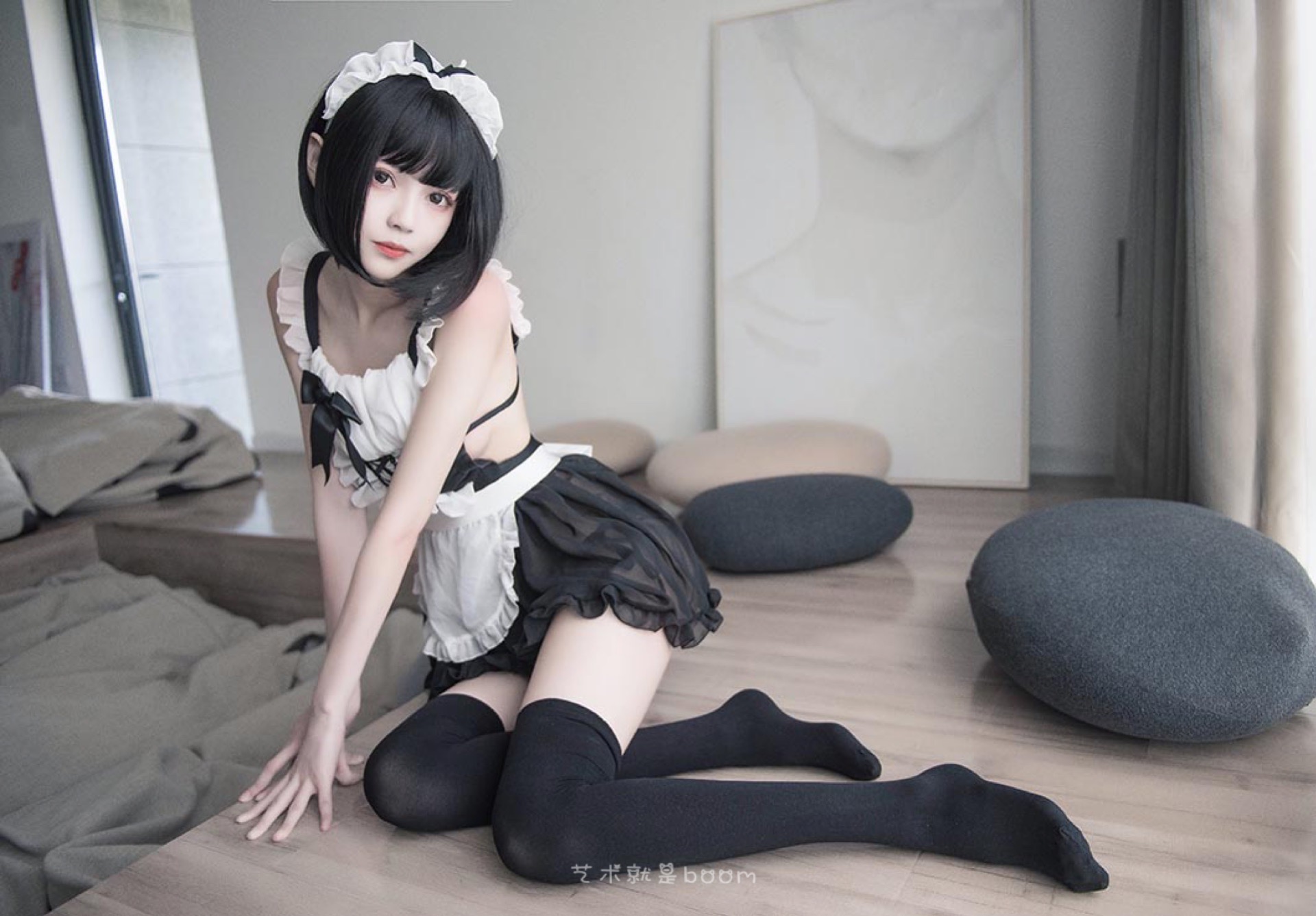 穿學(xué)生裝的黑絲女孩紙