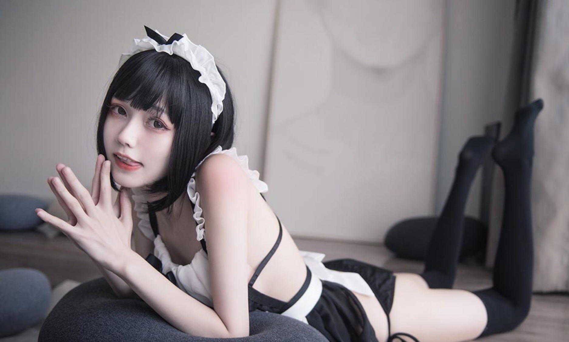 穿學(xué)生裝的黑絲女孩紙
