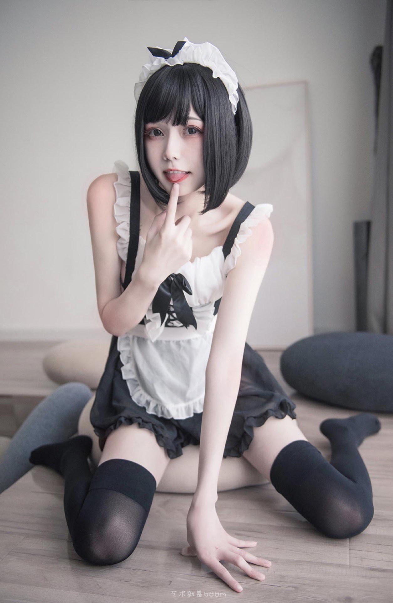 穿學(xué)生裝的黑絲女孩紙