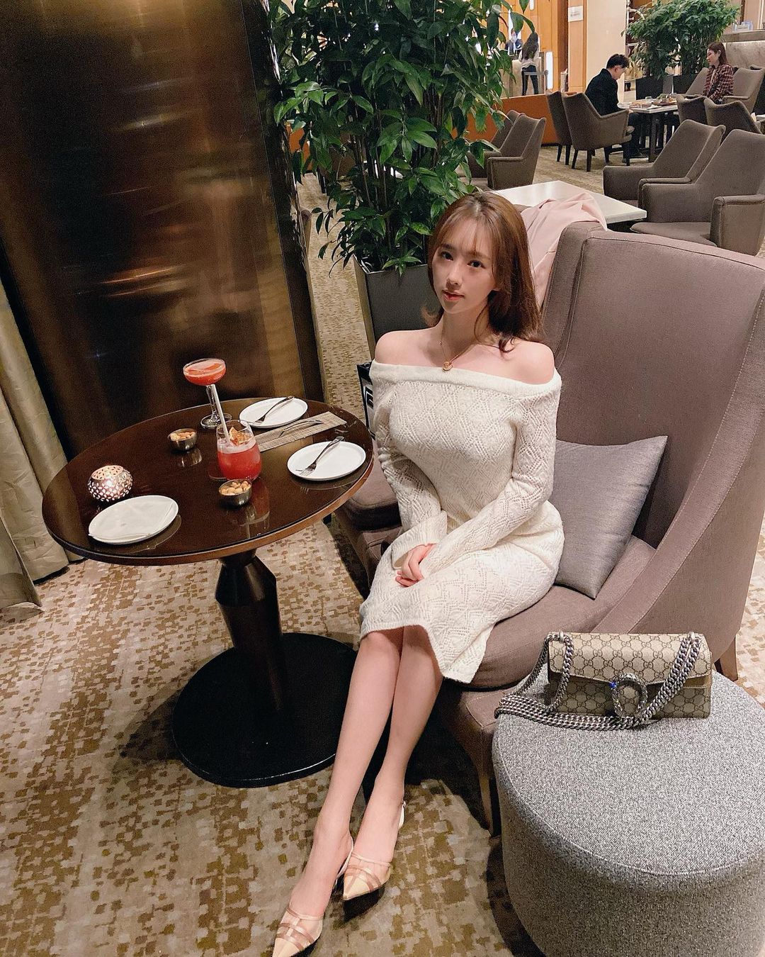 清純可人的蜜蜂腰女朋友