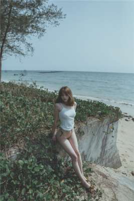 少女吹完海風回家沐浴