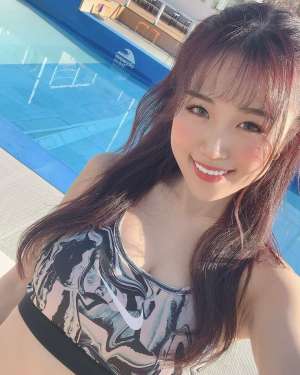 楚楚動(dòng)人的妹子眼睛水汪汪的