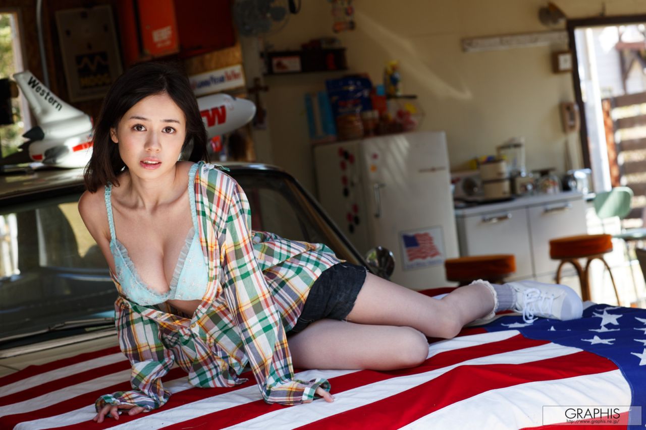 身材特棒的巨乳美女，白嫩的雙峰男人的夢想