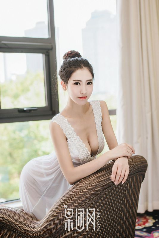 長腿嫩模通靈兒畫中走出飄飄欲仙