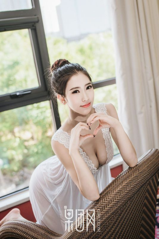 長腿嫩模通靈兒畫中走出飄飄欲仙