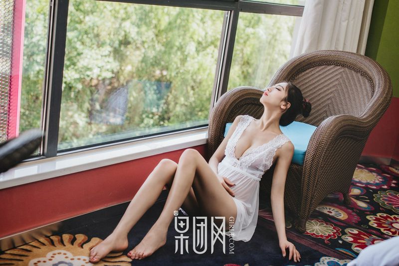 長腿嫩模通靈兒畫中走出飄飄欲仙