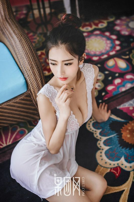 長腿嫩模通靈兒畫中走出飄飄欲仙