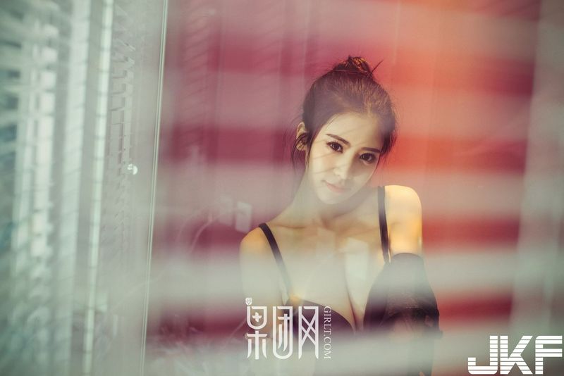 長腿嫩模通靈兒畫中走出飄飄欲仙