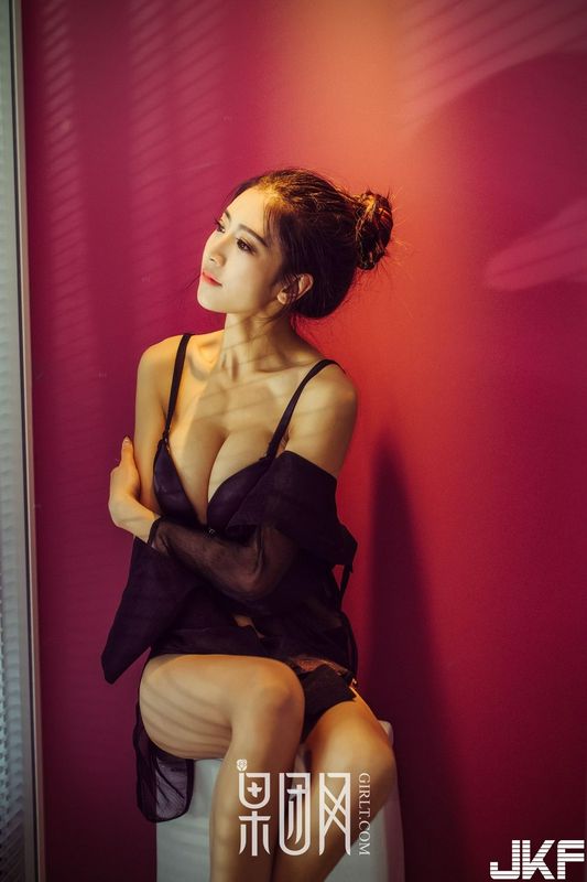 長腿嫩模通靈兒畫中走出飄飄欲仙