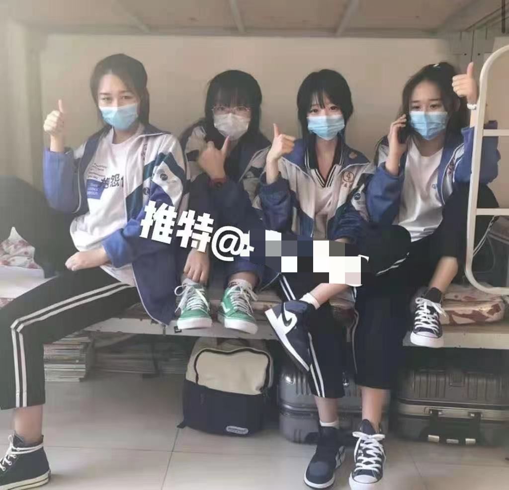 校服口罩妹 某音超火 速來吃瓜