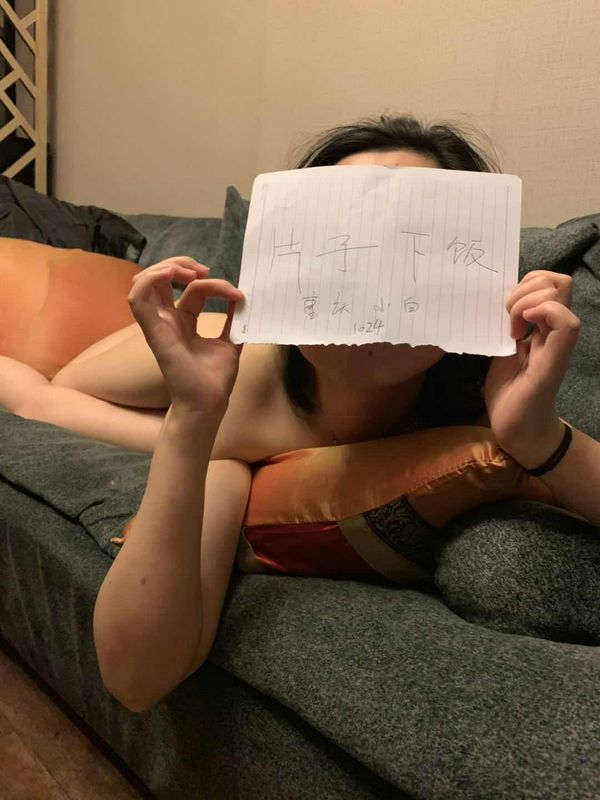 還是那個重慶小妹，說好的要找人多P，還算成功的