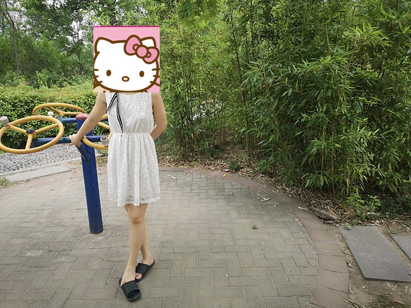西安的太陽放假期間，女主真空去游玩，青山綠水間玩性感露出！身材超好！