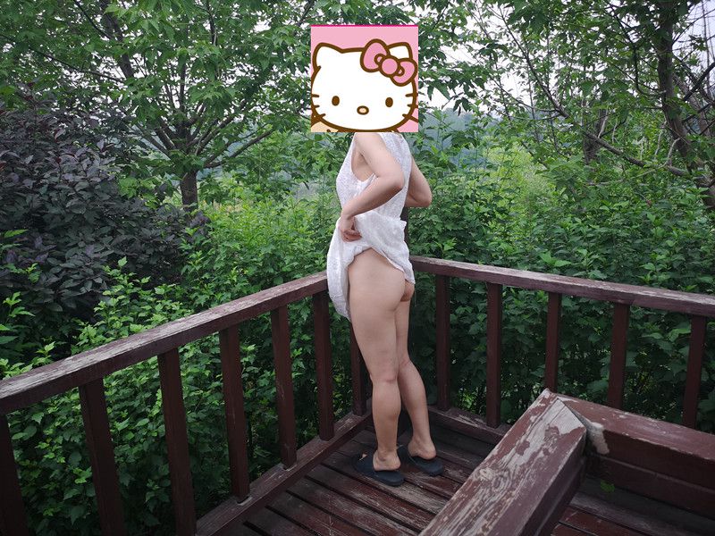 西安的太陽放假期間，女主真空去游玩，青山綠水間玩性感露出！身材超好！