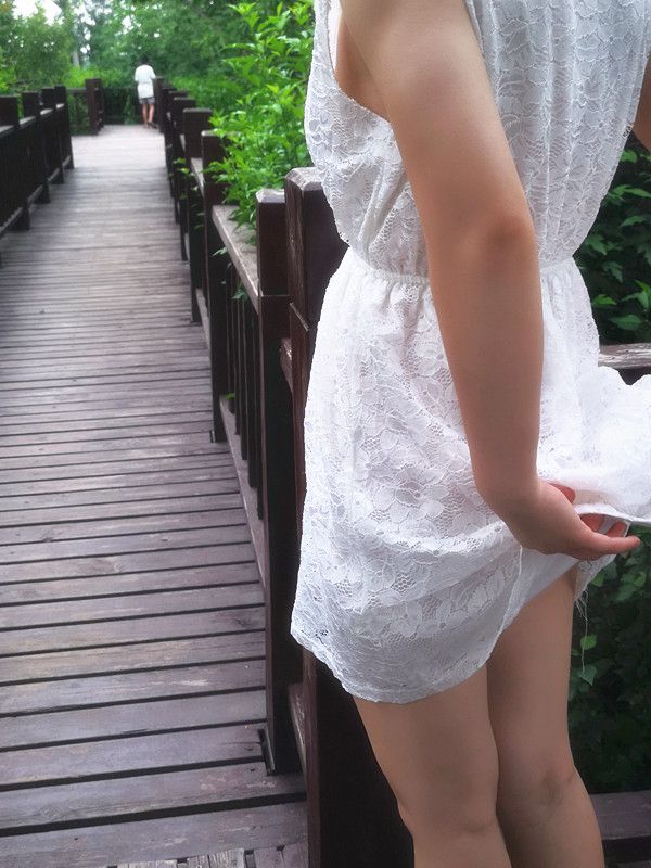西安的太陽放假期間，女主真空去游玩，青山綠水間玩性感露出！身材超好！