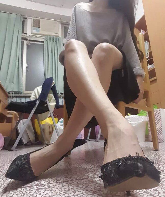 性感黑發少婦無聊自拍展示自己