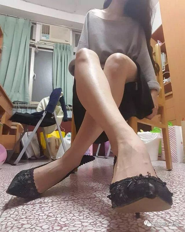 性感黑發(fā)少婦無聊自拍展示自己