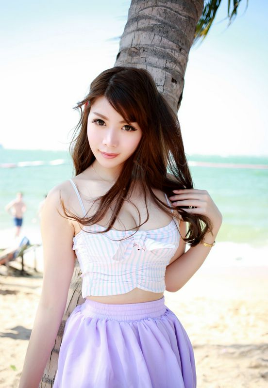 泳池邊的漂亮尤物