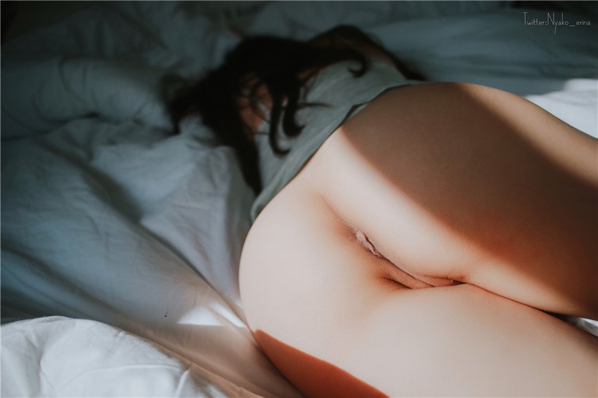 曬屁股的少女