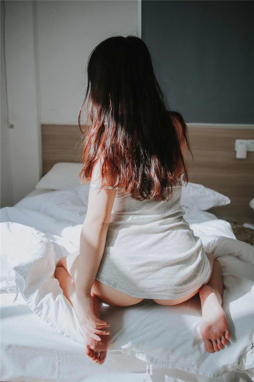 曬屁股的少女