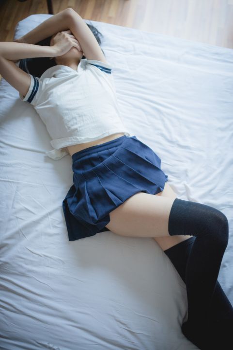 柚木寫真：貧乳JK黑長直