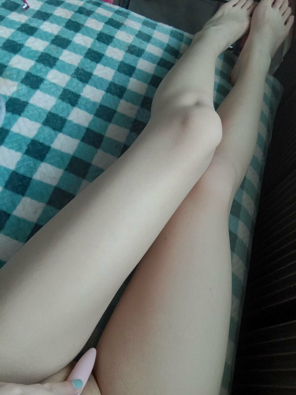 估計(jì)是初中妹子，下面毛還沒長齊