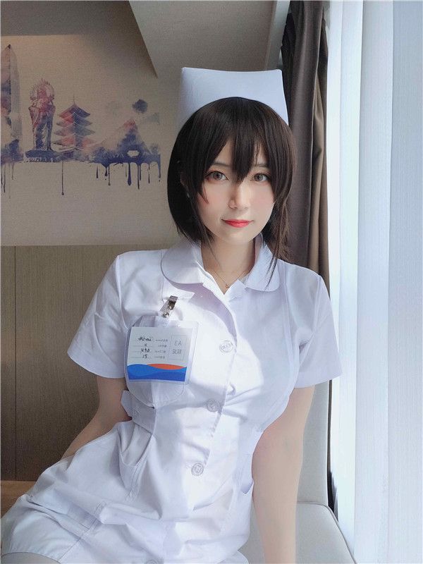 短發小護士