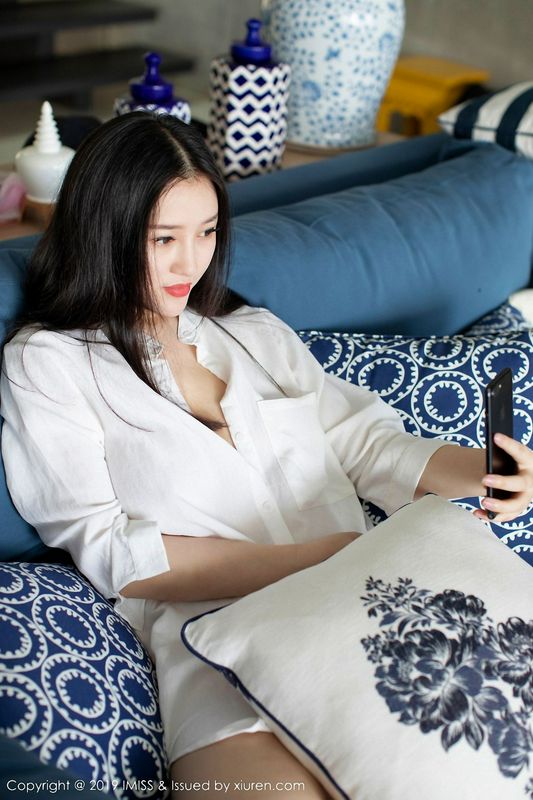 歐派女神恩一黑絲與襯衫濕身