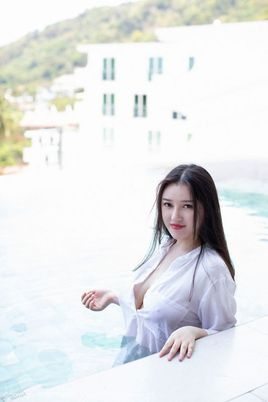歐派女神恩一黑絲與襯衫濕身