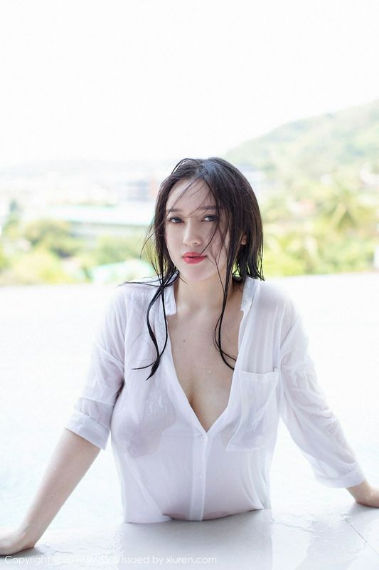 歐派女神恩一黑絲與襯衫濕身