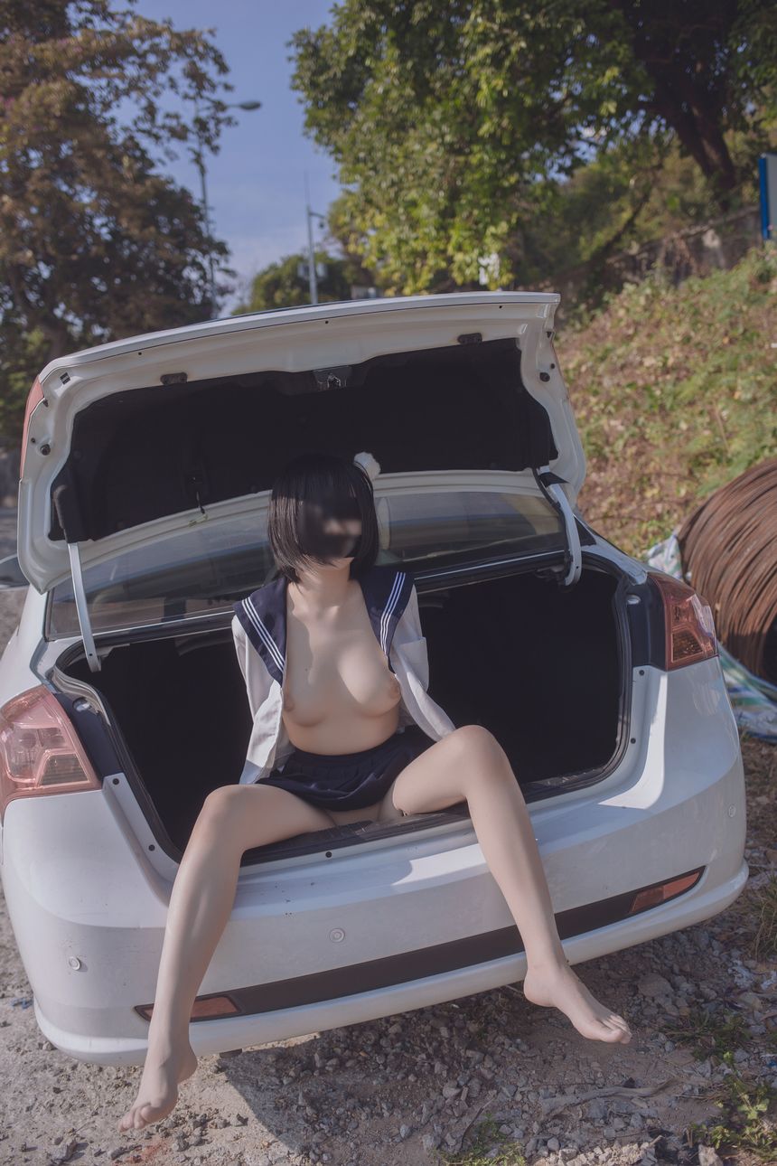 后備箱綁了個美女回來