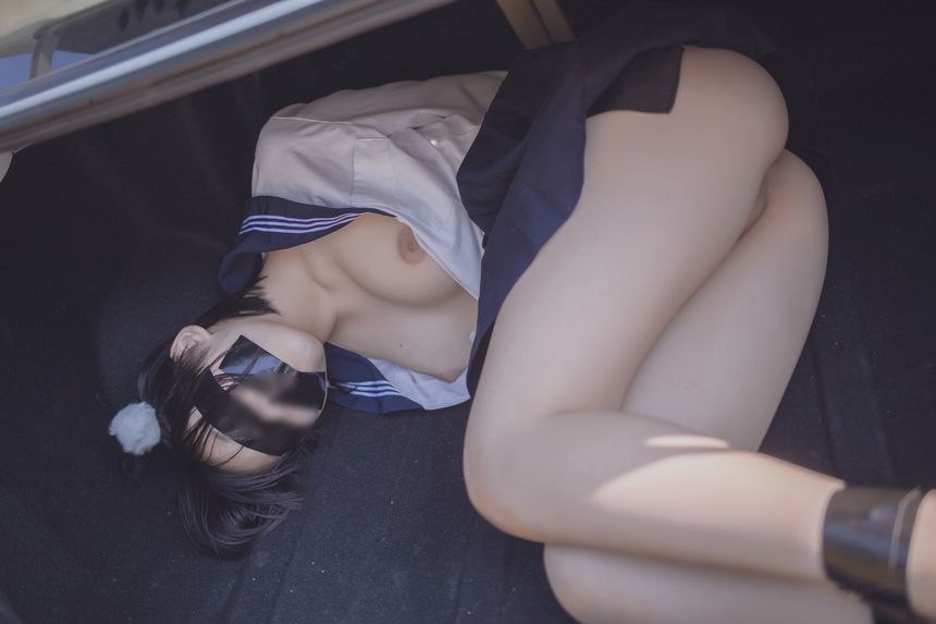 后備箱綁了個美女回來