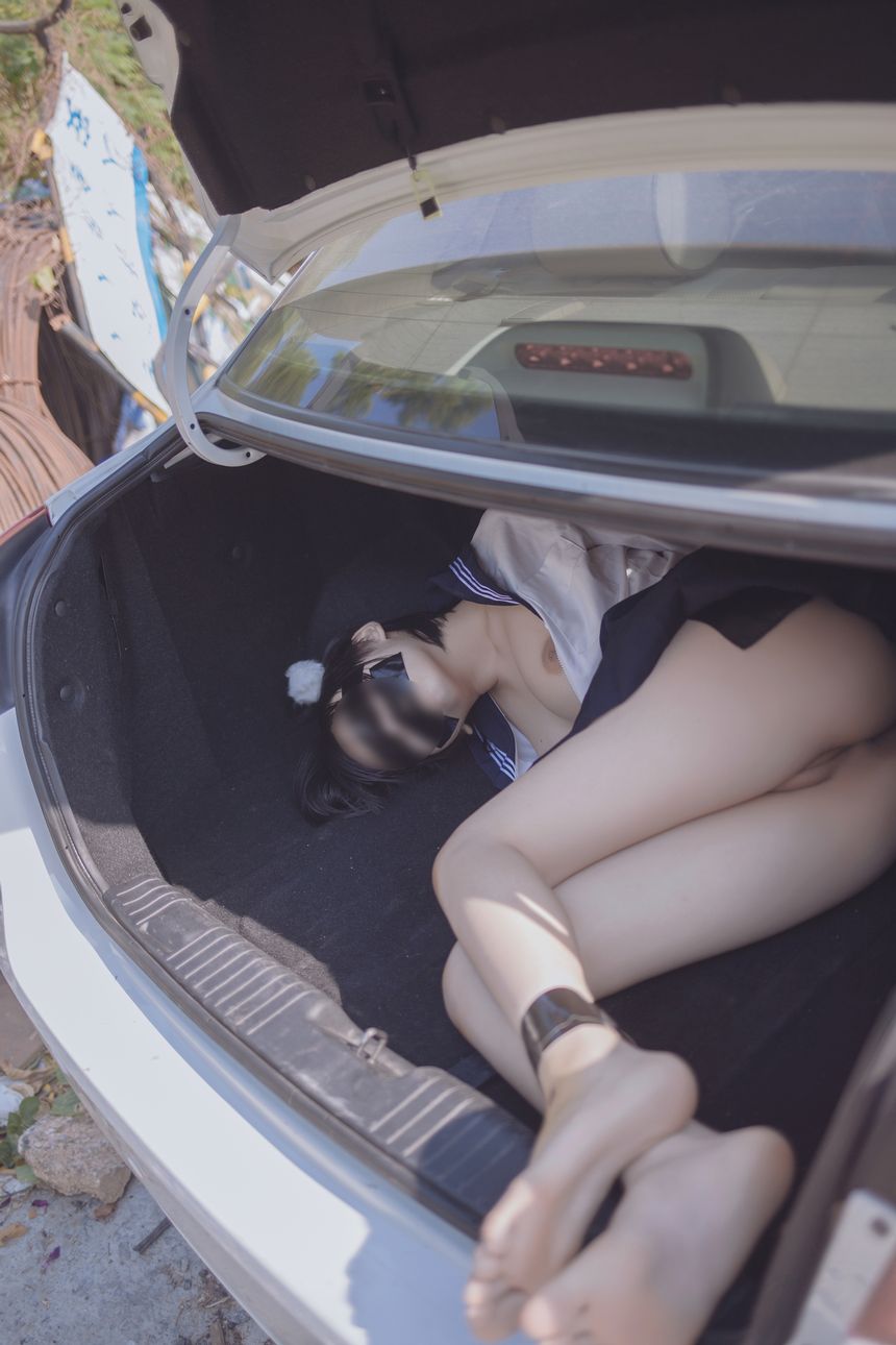 后備箱綁了個美女回來