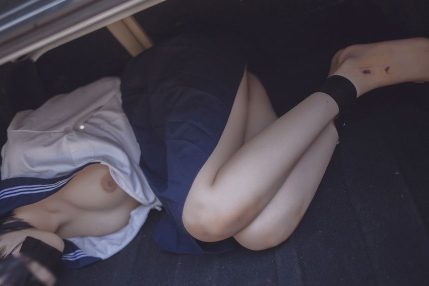 后備箱綁了個美女回來